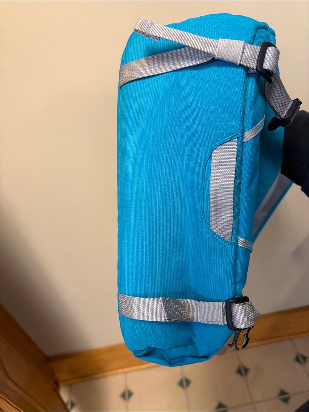 Patagonia Bright Turquoise 12l Mini Mass Messenger Bag with Light Gray Straps - Picture 6 of 10